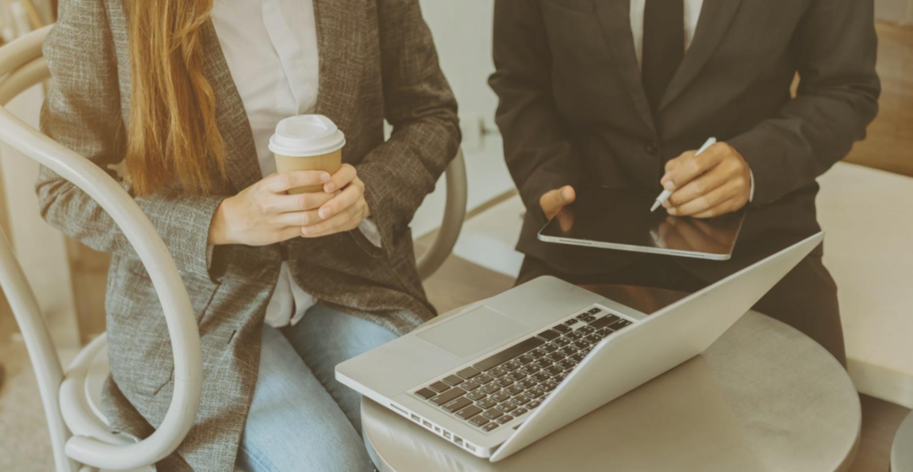 Finanzanalyst arbeitet an Bewertungsmodellen am Computer mit Datenvisualisierungen