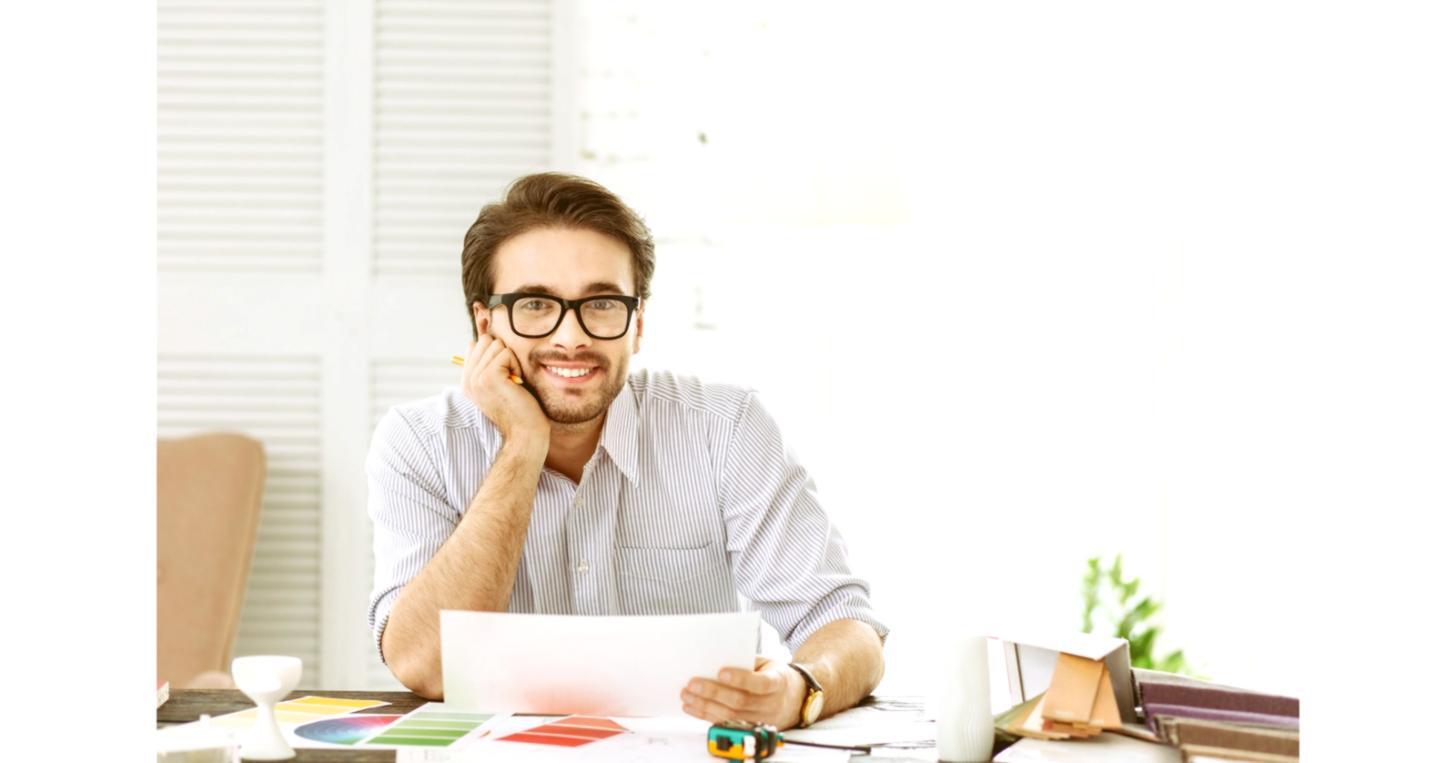 Teilnehmer arbeitet konzentriert an einer Bewertungsaufgabe auf einem Laptop