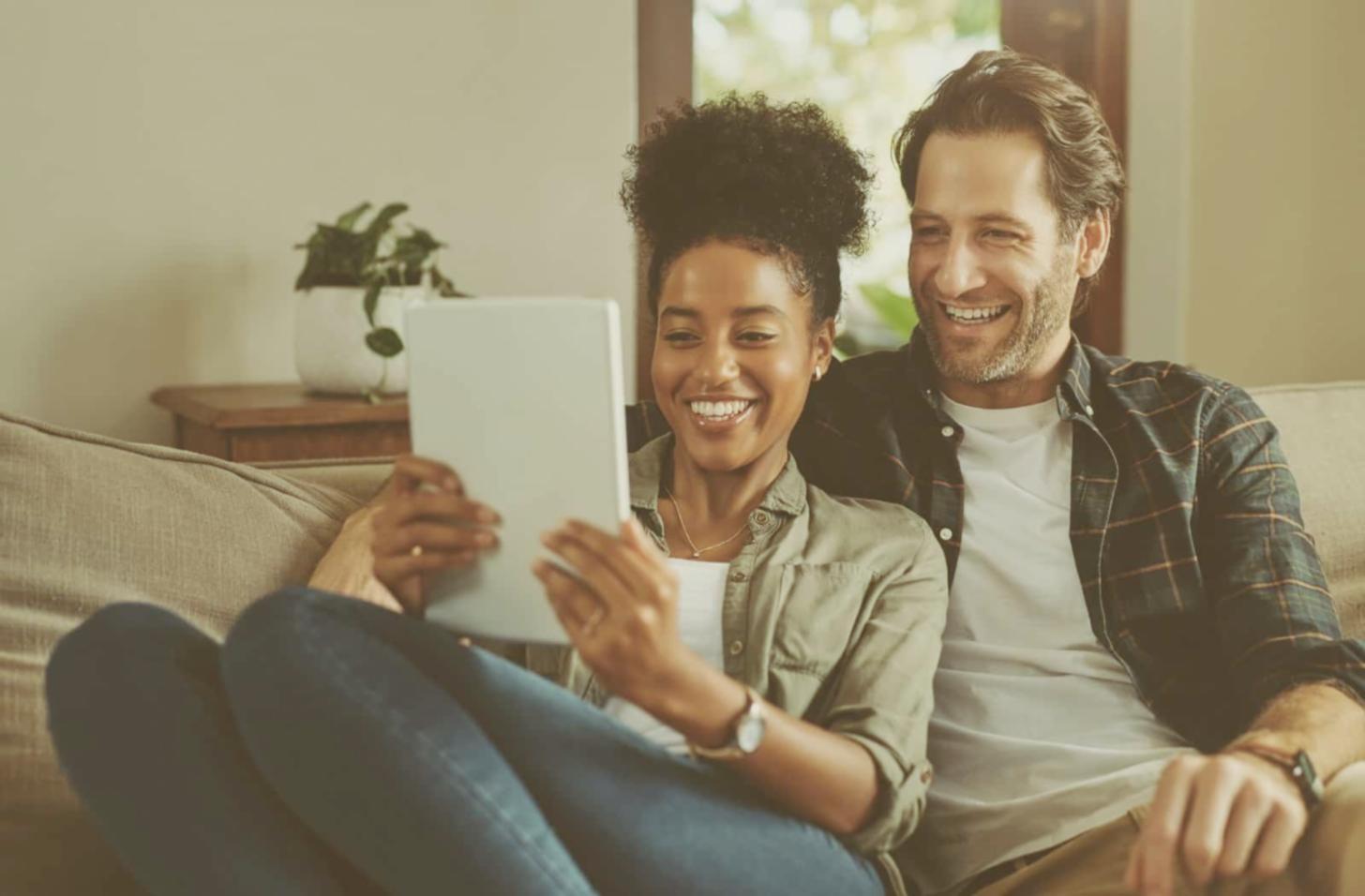 Gruppe von Kursteilnehmern bei der gemeinsamen Analyse von Finanzdaten